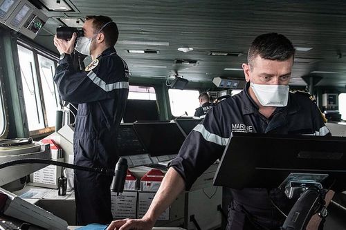 COVID-19: 1.000 thủy thủ tàu chiến Pháp mắc bệnh, Chile phát thẻ miễn dịch cho công dân