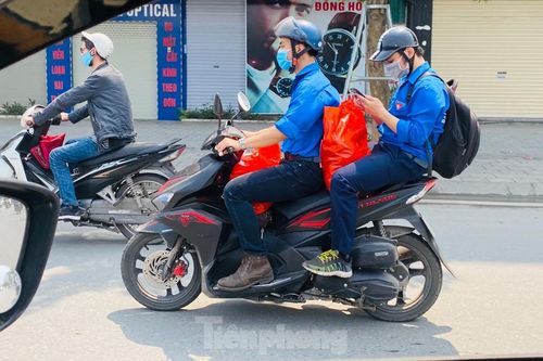 Đoàn Thanh niên – Hội Sinh viên ĐHQGHN trao quà cho các sinh viên tạm trú tại Hà Nội