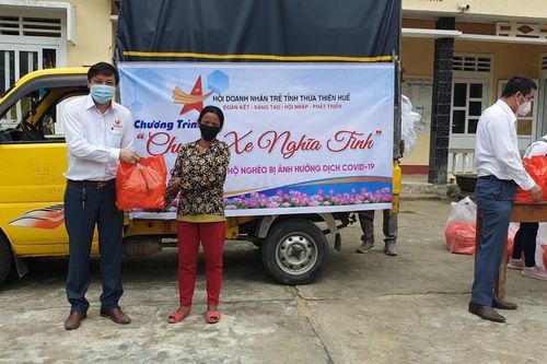 'Chuyến xe nghĩa tình' của doanh nhân trẻ Huế đến với dân nghèo vùng cao
