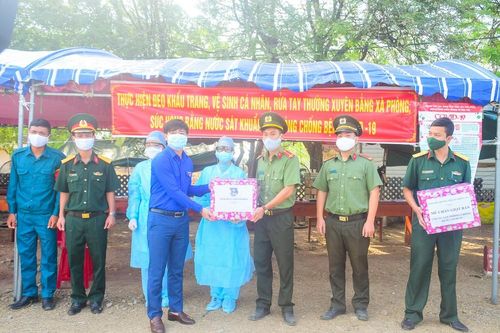Tỉnh đoàn Khánh Hòa tặng quà trạm kiểm soát dịch bệnh COVID - 19