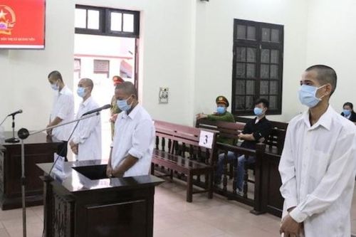 Phạt tù 4 gã trai đánh ngã trung úy công an