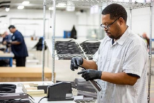 Ford thử nghiệm vòng tay cảnh báo khoảng cách an toàn chống dịch Covid-19