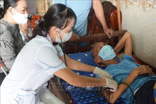 Đà Nẵng: Bác sĩ đến tận nhà khám bệnh cho người già