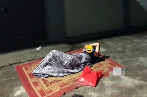 Xin lỗi bạn gái bất thành, anh chàng mượn chiếu ngủ luôn trước cổng nhà người yêu