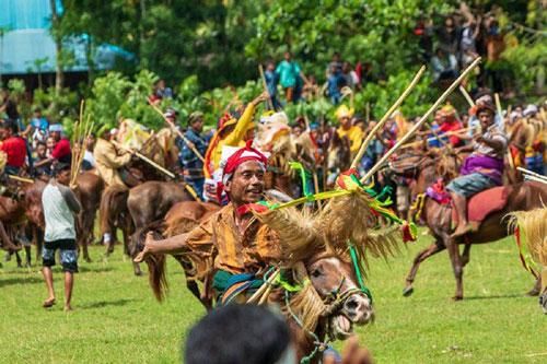 Lạ lùng vùng đất đâm nhau đến chảy máu để tưới cho tốt đất