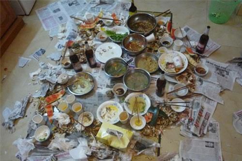 Gọi bạn về nhà nhậu nhẹt, thiếu bia chồng sai vợ đi mua thêm không ngờ chỉ 5 phút sau, cô khiến cả mâm nhậu 'đứng hình', anh chồng 'khiếp vía'