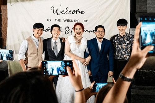 Cô dâu mời tập thể người yêu cũ đến đám cười, biểu cảm của chú rể khiến cả hôn trường 'cười bò'