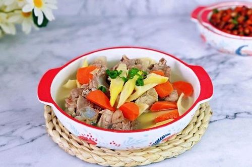 Nấu canh măng xương bồi bổ sức khỏe những ngày thời tiết thất thường