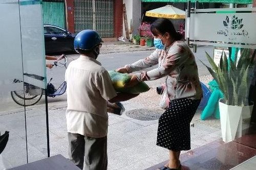 150 phần quà hỗ trợ hộ nghèo, cận nghèo, người bán vé số