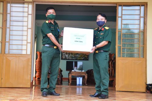 Tặng gần 1.000 khẩu trang và thực phẩm chức năng