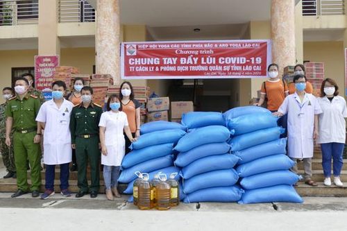 Các tổ chức, doanh nghiệp tặng gạo, nhu yếu phẩm chung tay phòng, chống dịch Covid-19
