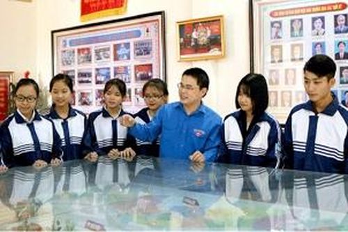 Thầy giáo trẻ đam mê nghiên cứu khoa học