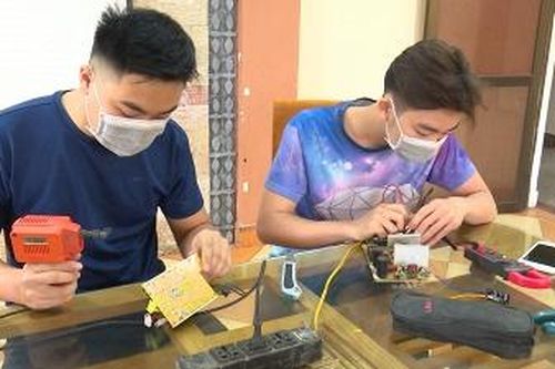 Đôi bạn trẻ sáng chế máy rửa tay tự động chung sức chống dịch Covid-19
