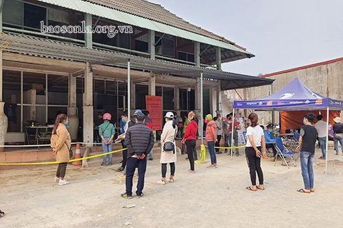 Tăng bất thường lượng người và phương tiện qua chốt kiểm soát dịch bệnh COVID-19 tại Vân Hồ