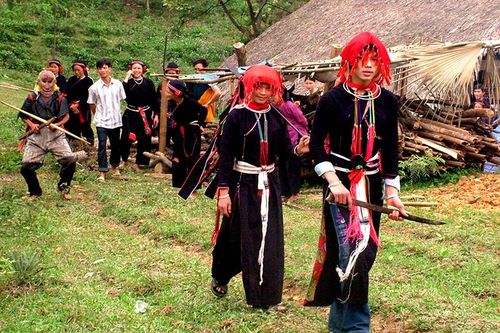 Trò diễn dân gian trong lễ cấp sắc của người Dao Áo Dài