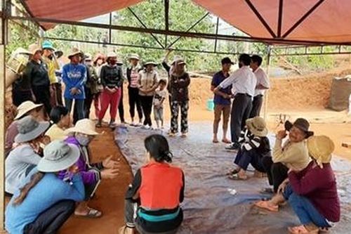 Trượt chân xuống hố chứa nước tưới cà phê, 2 em đuối nước