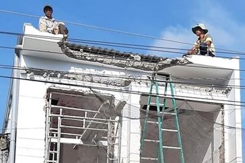 Giám đốc Trung tâm Y tế huyện tháo dỡ một phần căn nhà