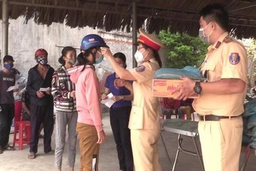 CSGT Công an TPHCM trao quà cho bà con tại chốt kiểm tra dịch