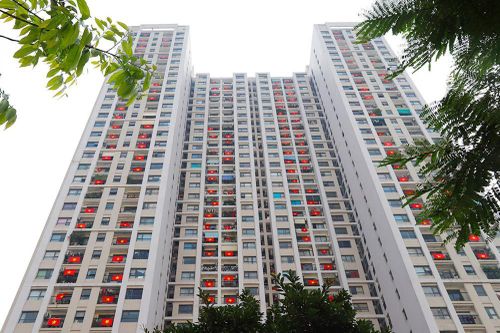 Chung cư 'nhuộm đỏ' cờ Tổ quốc cổ vũ Việt Nam chiến thắng dịch COVID-19