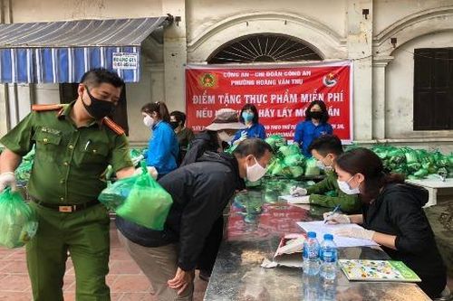Không để ai bị bỏ lại phía sau: Chiến sĩ hết lòng giúp dân vượt qua khó khăn, hoạn nạn vì Covid-19