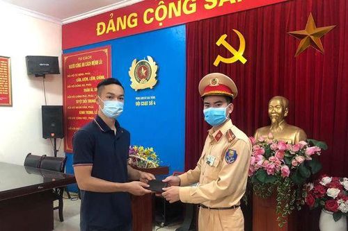 Nhờ Cảnh sát giao thông, nhân viên bệnh viện đánh rơi ví nhưng không mất tài sản