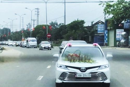 Khiển trách phó giám đốc bệnh viện làm đám cưới cho con giữa dịch
