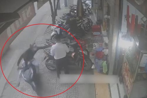 Giật điện thoại nhanh như chớp ở TP.HCM
