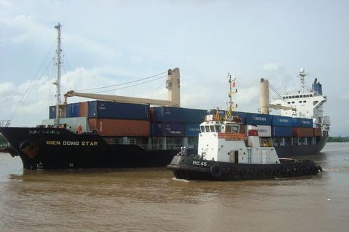 Giảm giá dịch vụ lai dắt tàu biển xuống mức tối thiểu