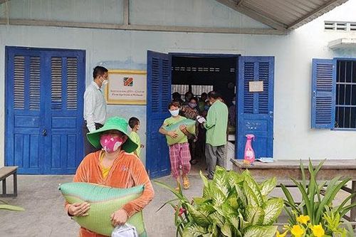 Giúp bà con gốc Việt tại Campuchia vượt khó trong đại dịch Covid-19
