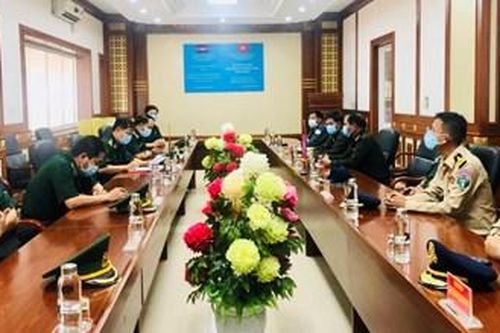 Hỗ trợ vật chất, trang bị y tế cho lực lượng bảo vệ biên giới Campuchia