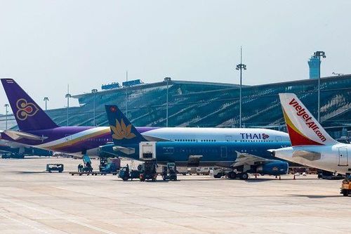 Covid-19: Nguyên nhân khiến giá vé máy bay Hà Nội - TP. Hồ Chí Minh tăng