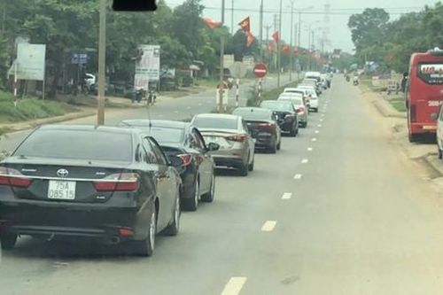 Kỷ luật Phó giám đốc bệnh viện rình rang rước dâu cho con giữa đại dịch COVID-19