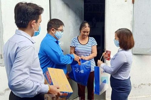Đoàn viên thanh niên đến gõ cửa từng phòng trọ phát gạo cho công nhân