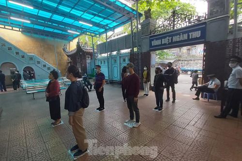Những đám tang ngắn gọn trong thời gian 'giãn cách' chống dịch COVID-19 ở Hà Nội
