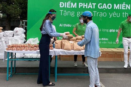 Ngày cách ly 19: Á hậu Thanh Tú bức xúc vì đối tượng xấu trục lợi ở nơi mình phát gạo