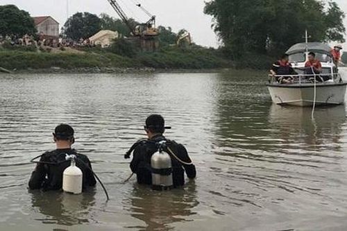 Trên đường chở vợ về nhà, chồng bất ngờ nhảy xuống sông tự tử