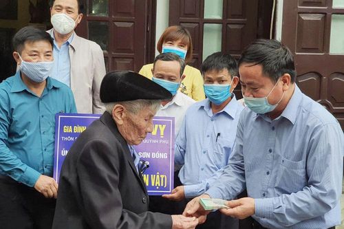 Cụ ông 96 tuổi ủng hộ 2 tấn gạo chống dịch Covid-19