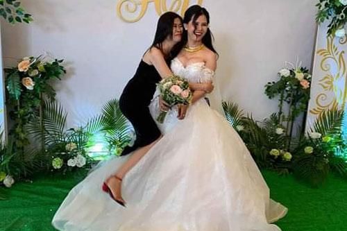 Thấy bạn thân thoát 'ế', cô gái cười như được mùa cùng với loạt biểu cảm 'khó đỡ' khiến ai cũng phải bật cười