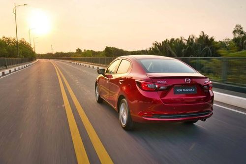 Nhật Bản ra quy định các mẫu xe phải trang bị đèn pha tự động