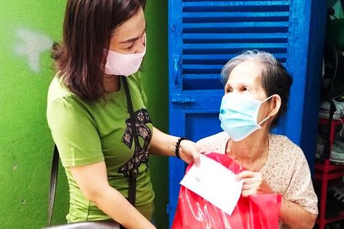 Phường Vạn Thắng: Trao 32 suất quà cho người nghèo