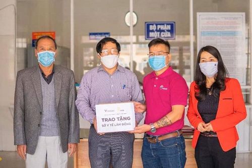 Tặng 500 dụng cụ bảo vệ tai khi đeo khẩu trang cho lực lượng y tế tuyến đầu chống dịch Covid-19