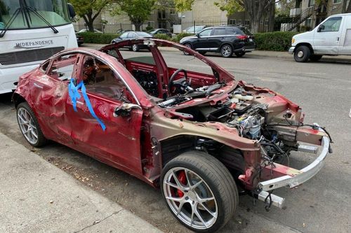 Tesla Model 3 nát bét vẫn được trả giá hơn 350 triệu