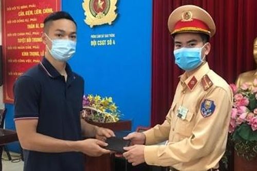 CSGT nhặt được của rơi, trả người bị mất