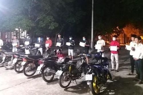 Phớt lờ lệnh cấm, hơn chục thanh niên tụ tập đua xe