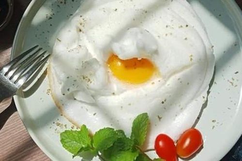 Cả nhà tròn mắt khi thấy món trứng đám mây tôi làm cho bữa sáng, lúc ăn thì khen không ngớt!
