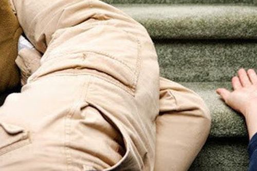 Bị kẻ ác ý cố tình đẩy ngã, người đàn ông đáp lại bằng 1 hành động khôn ngoan, người bạn đi cùng cúi đầu nể phục