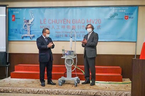Bàn giao 2 máy thở MV20 đầu tiên trong dự án tặng 2.000 máy thở cho Việt Nam chống dịch Covid-19