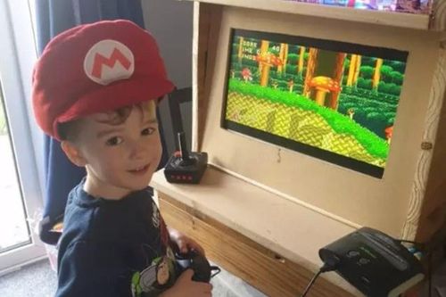 Con mê game, bố làm luôn cho máy tự chơi tại nhà khi nghỉ dịch