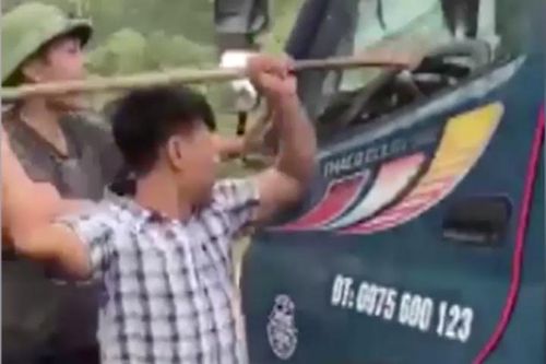Nhóm côn đồ cầm phóng tấn công tài xế trước mặt công an