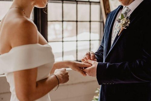 Bị bỏ tù vì tranh thủ cưới người khác khi vợ mắc kẹt do phong tỏa